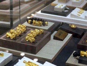 “卖疯了”？！金价猛涨，黄金店铺延迟放假，黄金手机贴成新宠