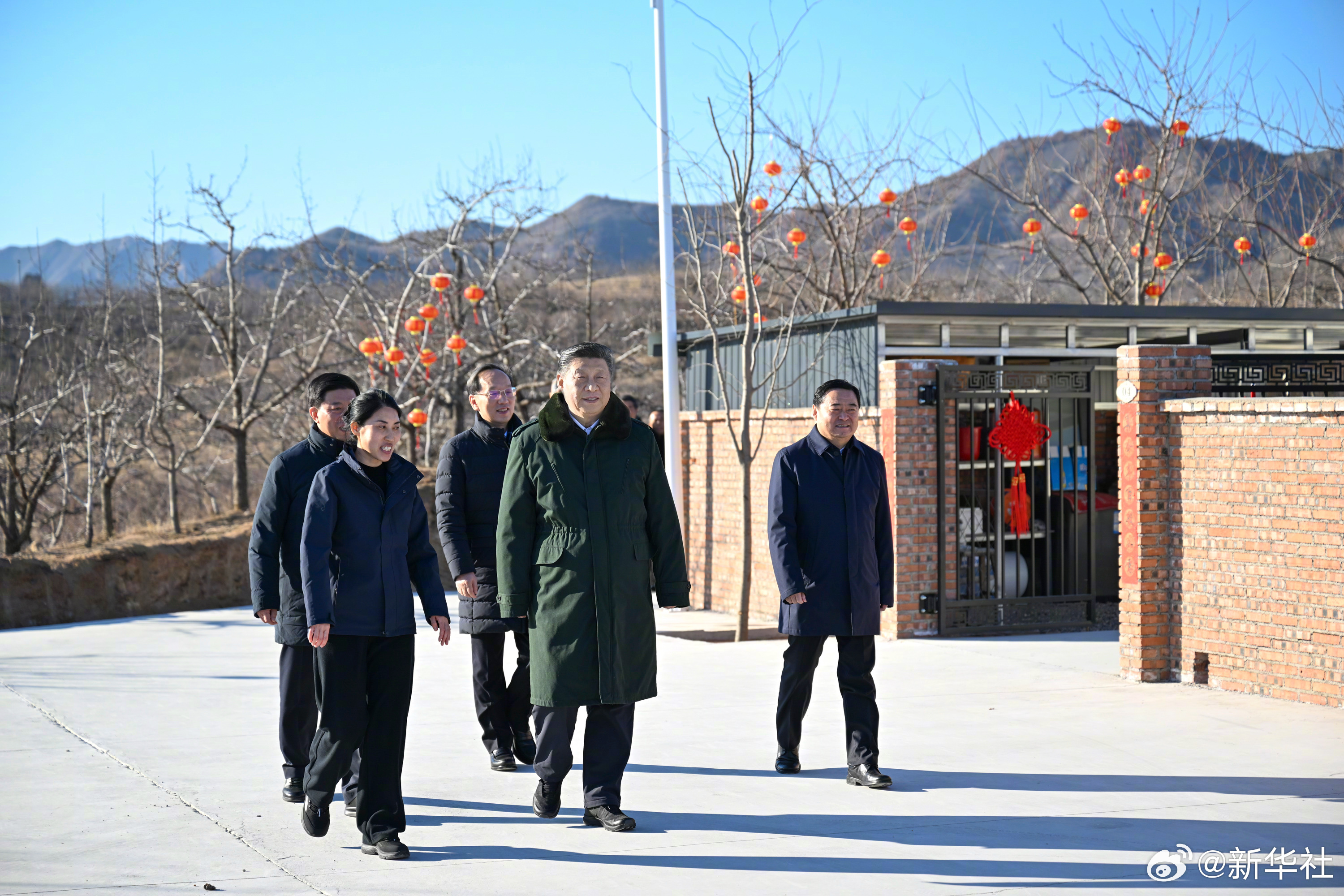 习近平在辽宁葫芦岛市看望慰问受灾群众